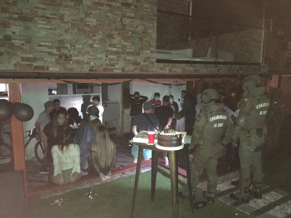 Hasta con dj: Descubren fiesta clandestina en Pirque
