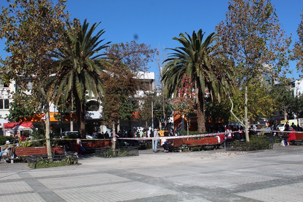 Retiran pérgola destruida por fuego intencional en Plaza de Armas de Puente Alto