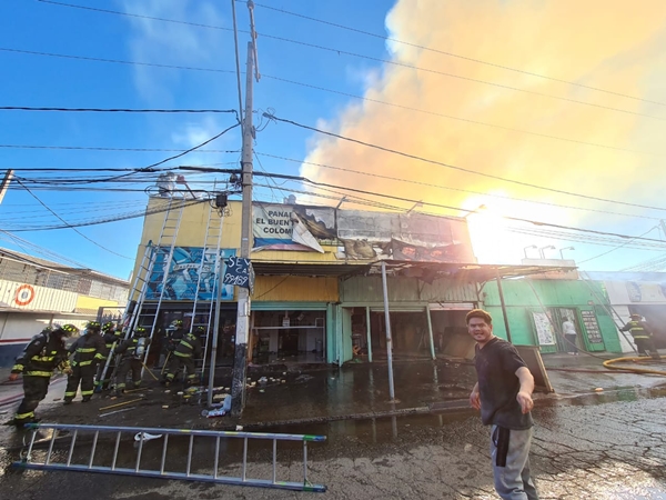 Denuncian que perrito murió tras incendio que afectó a locales comerciales en Puente Alto