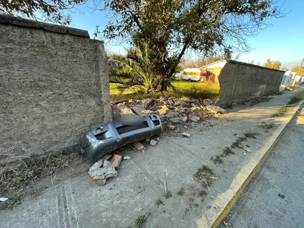 Pudo ser peor: Delincuentes chocaron contra el muro de una casa en La Pintana