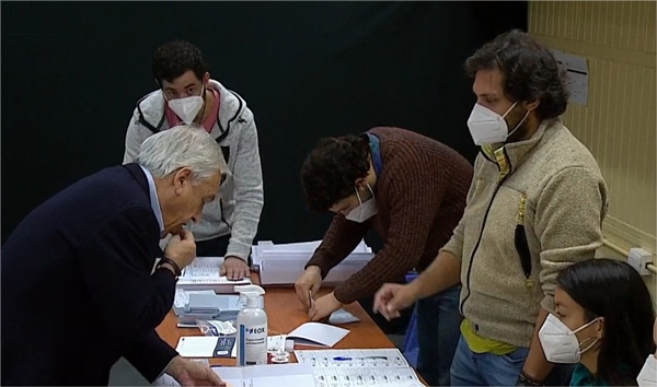 [Video] Presidente Piñera se sacó mascarilla y lamió sello adhesivo de votos