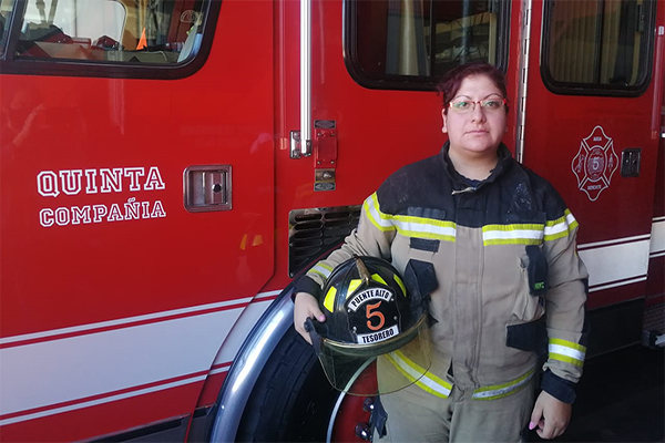 Catalina Cañete, la primera conductora de Unidad de Rescate R5 del Cuerpo de Bomberos de Puente Alto