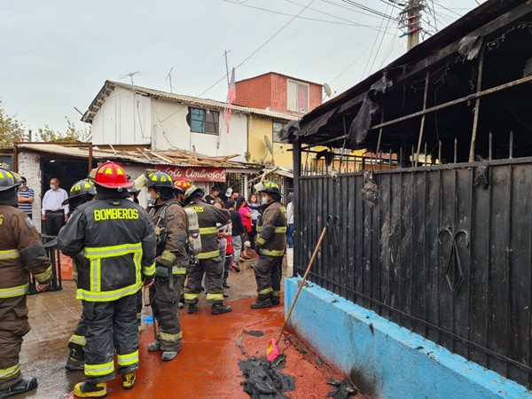 [Fotos]Desgracia en jornada de votaciones: Incendio destruye vivienda en Puente Alto