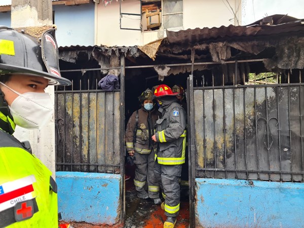 [Video] Ocho personas resultaron damnificadas en incendio que se registró en Puente Alto