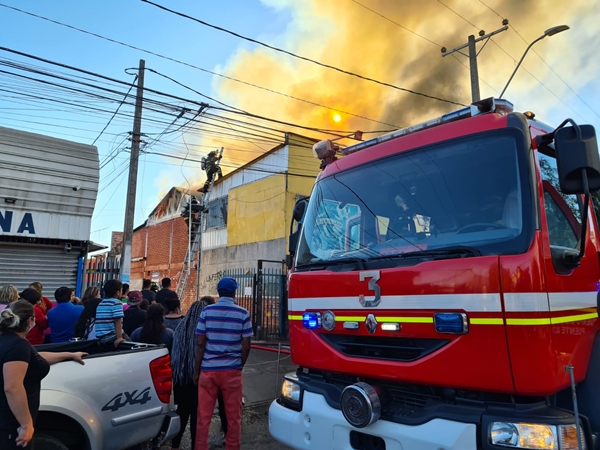 Incendio en local comercial moviliza a bomberos de Puente Alto