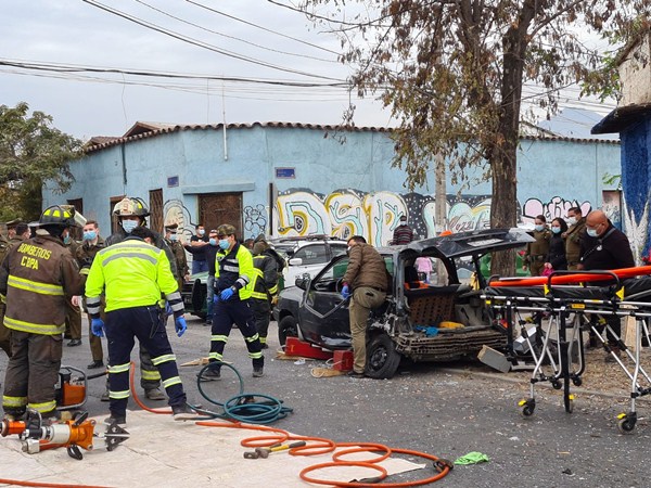 Rumbo al fatal siniestro en Puente Alto: Patrulla de Carabineros chocó contra un auto