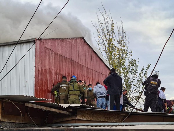 [Video] Dos niños son rescatados en extrema gravedad desde incendio en galpón en Puente Alto