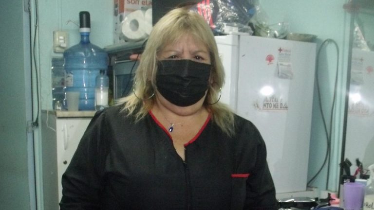 “Peluquera del pueblo” exige que su trabajo sea considerado de “primera necesidad”