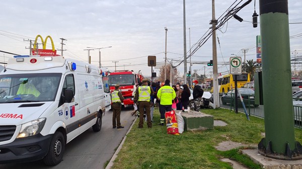 [Fotos] Choque de automóvil y ambulancia genera congestión en avenida Concha y Toro