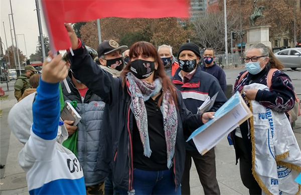 Suplementeros llegaron a La Moneda reclamando ayuda social