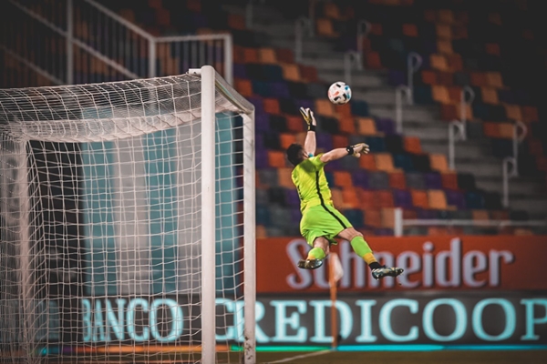 [Foto] “Tapadón” de Claudio Bravo recorre el mundo