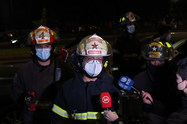 [Video] Tres bomberos afectados por golpe eléctrico en medio de combate de incendio en Puente Alto