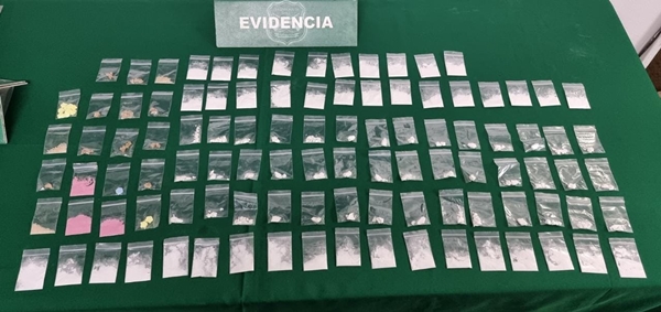 Armados y en auto deportivo pareja distribuía drogas en Puente Alto