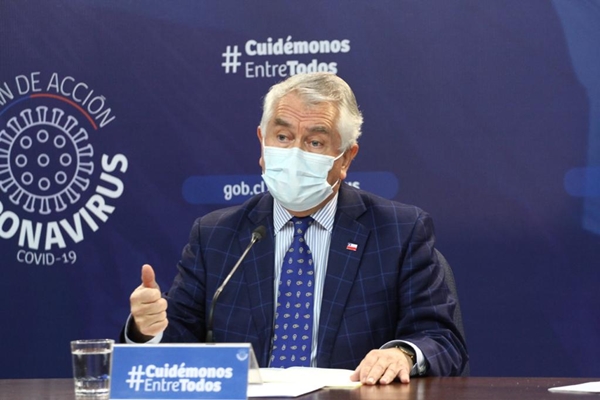 Ministro Paris presentó síntomas respiratorios y se sometió a exámenes