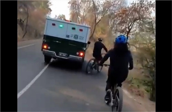 [Video] Fundación Emilia pide investigar “Violencia Vial” de patrulla de carabineros contra ciclistas