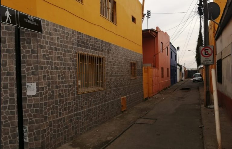 “El olor es horrible”: Vecinos denuncian problemas con alcantarillado en pasaje de Puente Alto