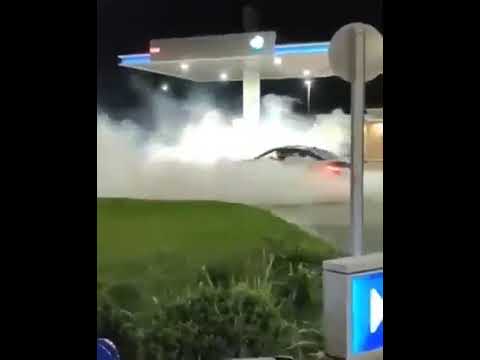 [Video] Automovilista protestó con un “trompo” en servicentro por alza de la bencina