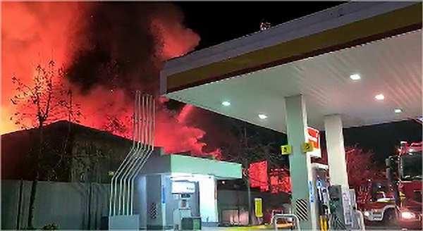 [Fotos] Emergencia: Incendio a un costado de bomba de bencina en Puente Alto
