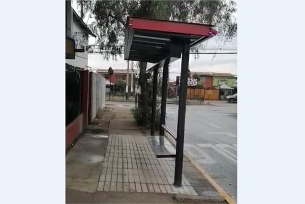 Insólita obra: Paradero del Transantiago fue instalado al revés en una vereda de Puente Alto