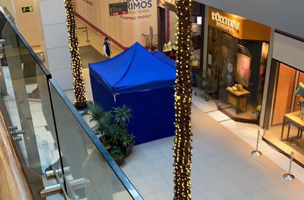 Pese a suicidio Mall Costanera Center siguió atendiendo