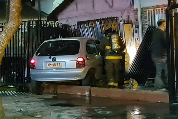 Vehículo menor se estrelló con vivienda