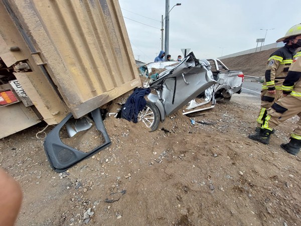 [Fotos]Camión volcó sobre camioneta en Puente Alto