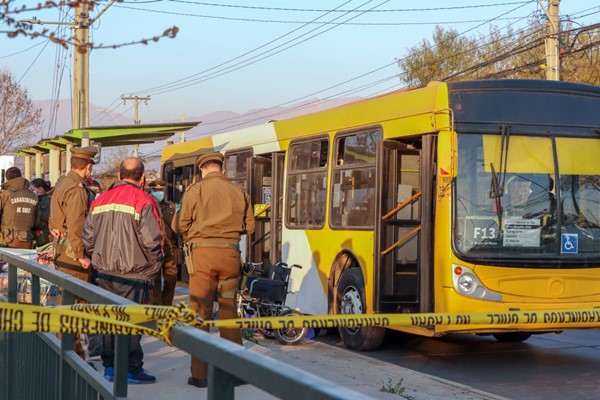 [Fotos] Víctima se desplazaba en silla de ruedas: Bus protagoniza fatal accidente en Puente Alto