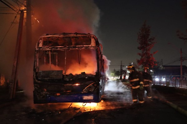 [Video] [Fotos] Bus resulta quemado en villa Los Andes del Sur de Puente Alto