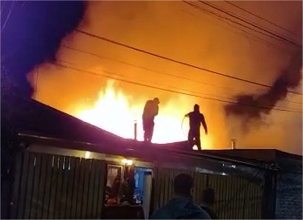 [Video][Fotos]Incendio destruye dos viviendas en población Carol Urzúa
