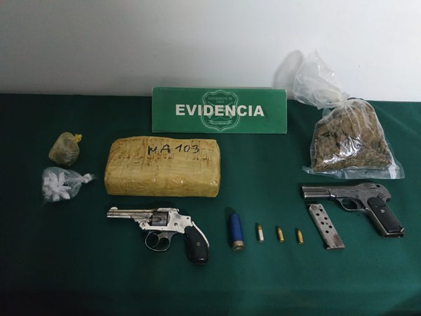 Amenazó de muerte a su padre y al ser detenido se recuperaron armas, munición y drogas