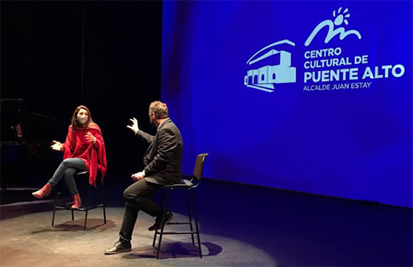 Loreto Aravena participó de conversatorio en el Centro Cultural puentealtino