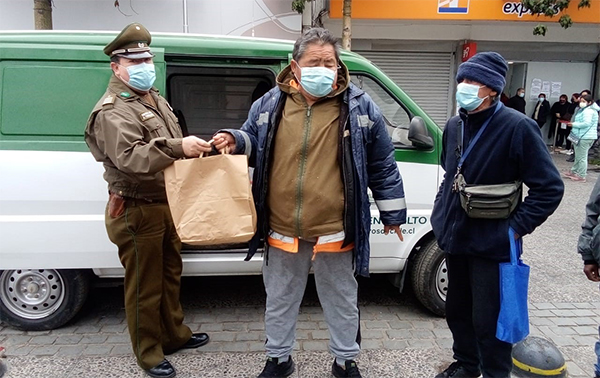 Carabineros ayuda a personas en situación de calle