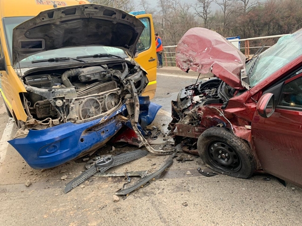 Uno presentaba orden de aprehensión: Protagonizaron accidente y huyeron heridos