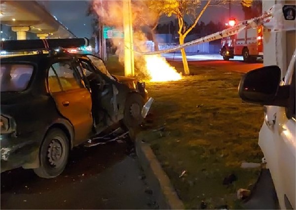 [Fotos][Video]Colisión de autos provoca principio de incendio por caída de cables