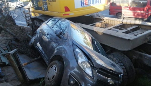 Milagrosa salvada: Camión aplastó vehículo en Puente Alto