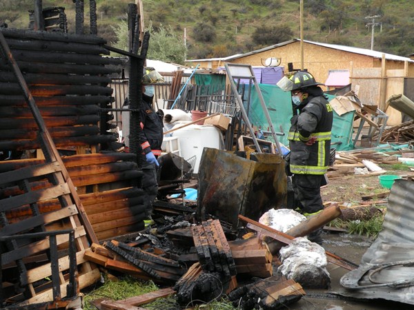 [Fotos] Incendio destruyó vivienda en campamento de Puente Alto