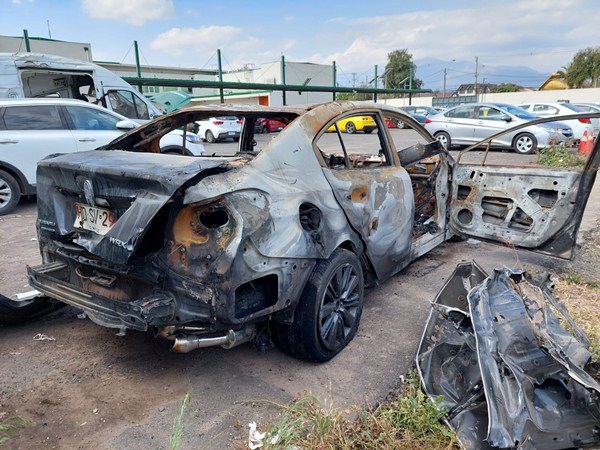 Chocan auto de alta gama robado y termina incendiado en Puente Alto