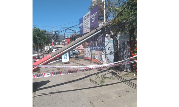 CGE alerta situación de riesgo en poste de comunicaciones y alumbrado público en Puente Alto