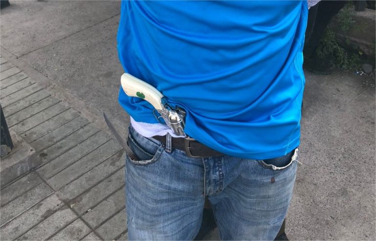 Cargando revólver al cinto fue detenido por carabineros en Puente Alto