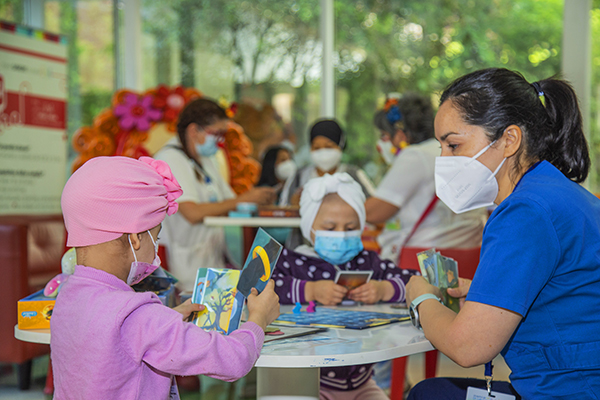 Asmodee Chile regaló 200 juegos de mesa al Hospital Doctor Luis Calvo Mackenna