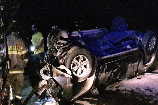 Loca carrera de autos termina con una menor lesionada y uno de estos volcado