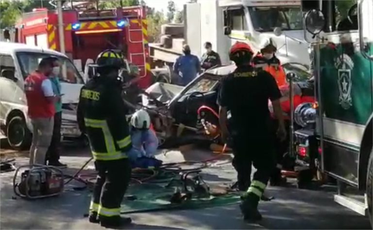 [Video] Choque frontal de vehículos se registró en la comuna de Pirque