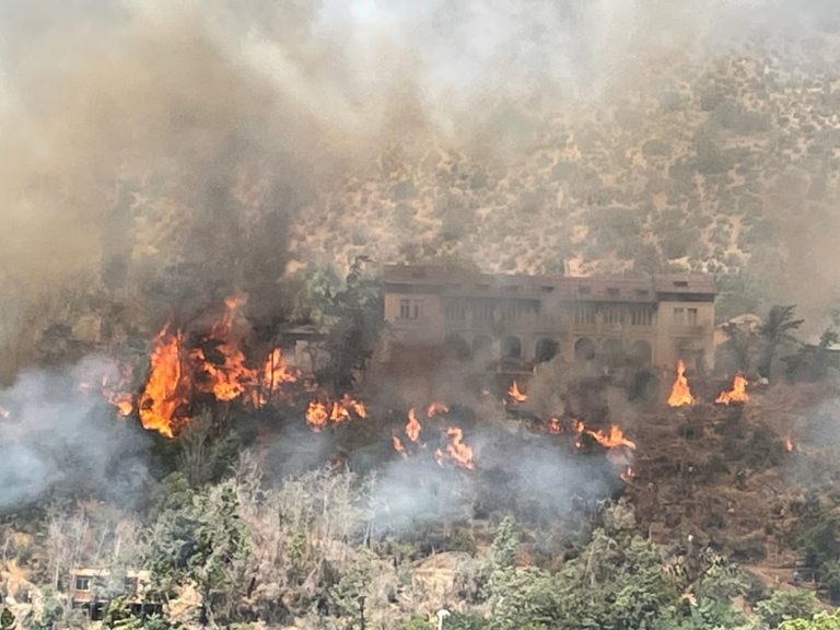 Violento incendio arrasa con viviendas en el centro de San José de Maipo
