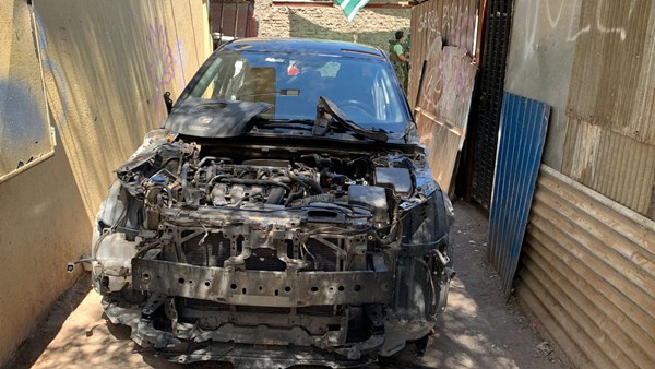 Desmantelaban auto robado cuando fueron detenidos por carabineros en Puente Alto
