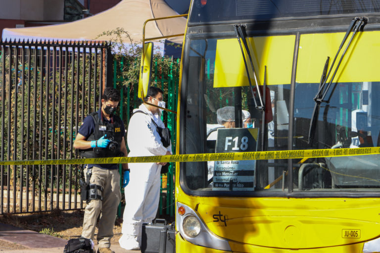 Matan a hombre arriba de microbús en calle Eyzaguirre