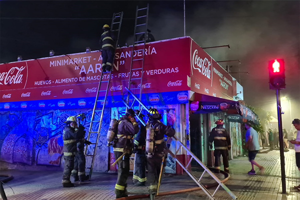 Incendio en local comercial movilizó a bomberos