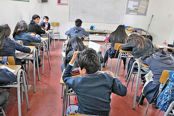 Colegio de Profesores estima complejo el retorno a clases presenciales