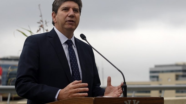 Ministro de hacienda advierte que bencinas podrían subir 250 pesos por litro