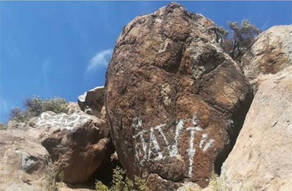 Enorme roca pone en peligro a vecinos en cerro La Ballena