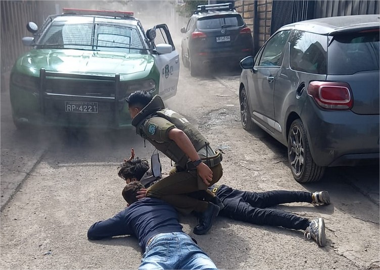 Persecución de vehículo en Bajos de Mena terminó con dos detenidos